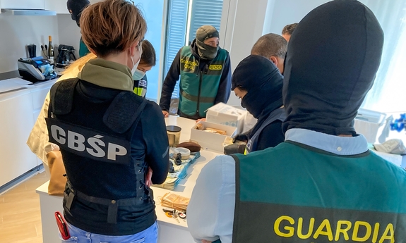 funkcjonariusze CBŚP i Guardia Civil