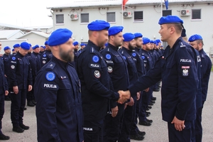 policjanci stoją w szeregach na placu