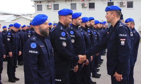 policjanci stoją w szeregach na placu