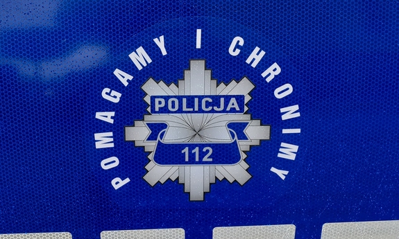 logo pomagamy i chronimy na drzwiach radiowozu policyjnego