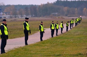 grupa policjantów stojąca w szeregu na otwartym trawiastym terenie