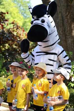 czwórka dzieci i maskotka policyjna zebra