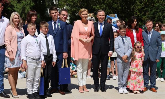 para prezydencka z grupą dzieci i ich rodzicami