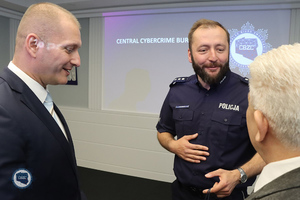 policjant rozmawia z dwoma mężczyznami