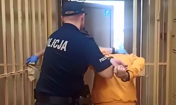 wyprowadzenie zatrzymanego włamywacza przez policjanta