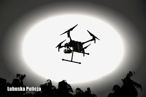 dron wznoszący się w powietrzu