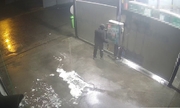mężczyzna włamujący się do urządzenia płatniczego na terenie myjni samochodowej samoobsługowej widoczny