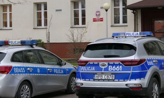 Dwa radiowozy stoją przed budynkiem Komendy Powiatowej Policji w Zgorzelcu