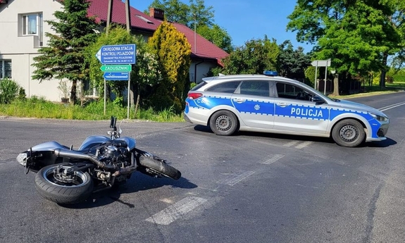 Skrzyżowanie dróg, przewrócony motocykl w tle radiowóz policyjny