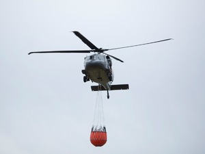 Policyjny Black Hawk pomógł strażakom w akcji gaszenia pożaru łąk w Biebrzańskim Parku Narodowym