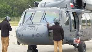 Policyjny Black Hawk oraz dwóch lotników