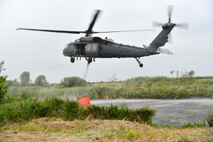 Policyjny Black Hawk pomógł strażakom w akcji gaszenia pożaru łąk w Biebrzańskim Parku Narodowym