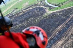 Policyjny Black Hawk pomógł strażakom w akcji gaszenia pożaru łąk w Biebrzańskim Parku Narodowym