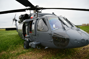 Policyjny Black Hawk pomógł strażakom w akcji gaszenia pożaru łąk w Biebrzańskim Parku Narodowym