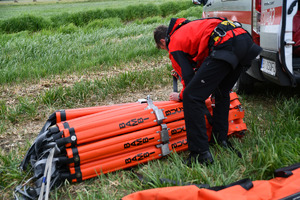 Policyjny Black Hawk pomógł strażakom w akcji gaszenia pożaru łąk w Biebrzańskim Parku Narodowym