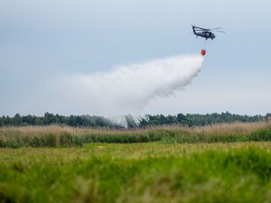 Policyjny Black Hawk pomógł strażakom w akcji gaszenia pożaru łąk w Biebrzańskim Parku Narodowym