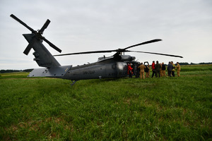 Policyjny Black Hawk pomógł strażakom w akcji gaszenia pożaru łąk w Biebrzańskim Parku Narodowym