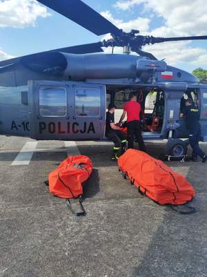 Policyjny Black Hawk pomógł strażakom w akcji gaszenia pożaru łąk w Biebrzańskim Parku Narodowym