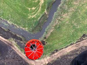 Policyjny Black Hawk pomógł strażakom w akcji gaszenia pożaru łąk w Biebrzańskim Parku Narodowym