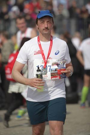 asp. szt. Paweł Jaroszyński z medalem na szyi
