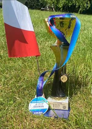 Puchar stojący na trawie i medal