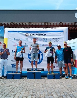zawodnicy na podium