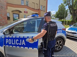policjant wsiadający do radiowozu