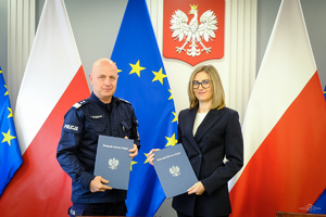 na zdjęciu gen. insp. Jarosław Szymczyk i Pani Anita Oleksiak Prezes PAŻP po podpisanym porozumieniu pozują do zdjęcia z dokumentem