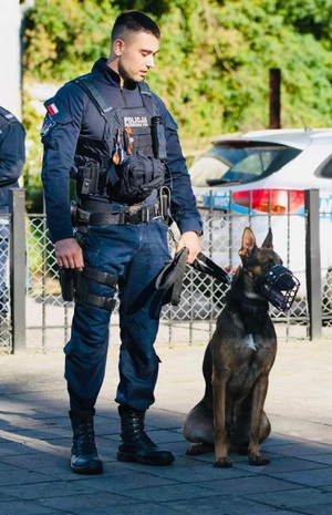 policyjny przewodnik z psem służbowym