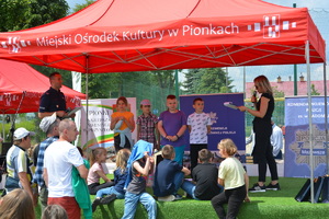 Grupa dzieci na scenie biorąca udział w konkursie
