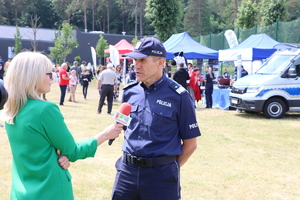 Policjant udzielający wywiadu.