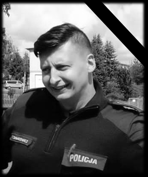czarno-białe zdjęcie policjanta