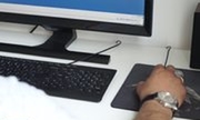 ręka mężczyzny obok klawiatury komputerowej, fragment ekranu komputera