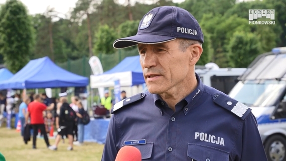Z-ca Komendanta Głównego Policji udziela wywiadu lokalnej telewizji.
