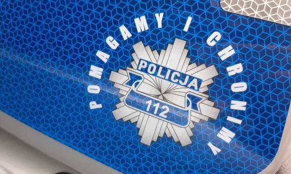 logo pomagamy i chronimy na drzwiach radiowozu policyjnego