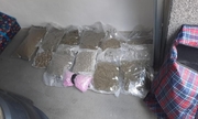 zabezpieczone narkotyki w garażu spakowane w próżniowe torby