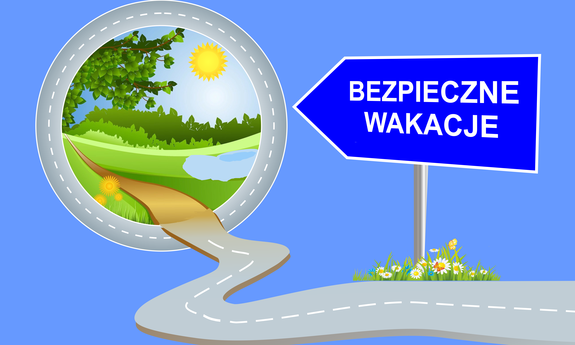 Na niebieskim tle z lewej strony jest okrąg, w którym widać słońce i dużo zieleni. Z prawej strony, na ciemnoniebieskim znaku, jest napis bezpieczne wakacje. W dolnej części znajduje się logo Policji z napisem pomagamy i chronimy oraz symbol policji ruchu drogowego.
