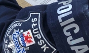 naszywka z logiem Komendy Miejskiej Policji w Słupsku na ramieniu na mundurze policjanta
