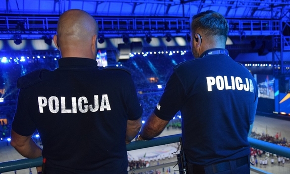 zastępca Komendanta Miejskiego Policji w Krakowie i Naczelnik Wydziału Sztab Policji z krakowskiej komendy miejskiej obserwują uroczystość z góry stadionu