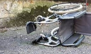 przewrócony wózek inwalidzki