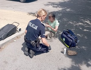 Policjantka udzielająca pomocy kobiecie