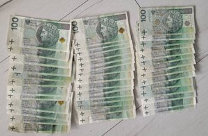 zabezpieczone banknoty 100-złotowe rozłozone na stole