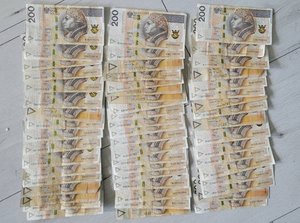 zabezpieczone banknoty 200-złotowe rozłożone na stole