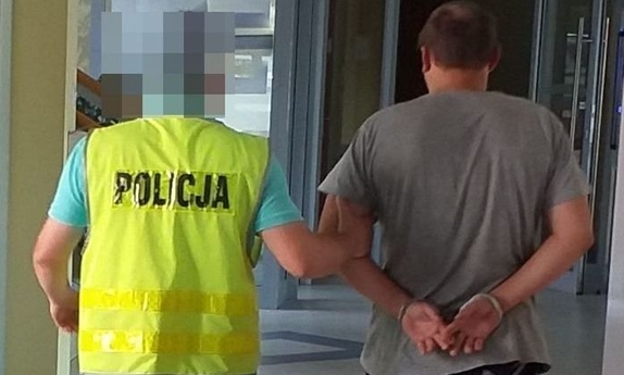 zatrzymany kierowca w kajdankach z policjantem