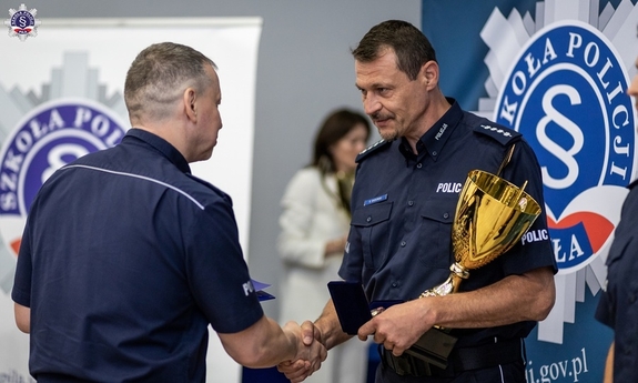 zastępca komendanta głównego Policji nadinspektor Paweł Dobrodziej wręcza puchar policjantowi