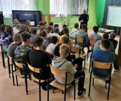Policjant spotkał się z uczniami