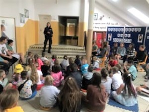 Policjantka spotkała z dziećmi w szkole