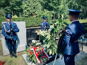 Rocznica śmierci generała Papały - Komendant Główny Policji składa kwiaty na Jego grobie