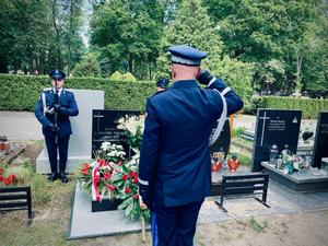 Rocznica śmierci generała Papały - Komendant Główny Policji składa kwiaty na Jego grobie