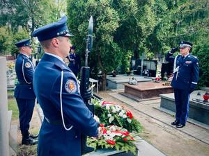 Rocznica śmierci generała Papały - Komendant Główny Policji składa kwiaty na Jego grobie